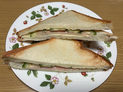 国産チーズとハムときゅうりのホットサンド♡